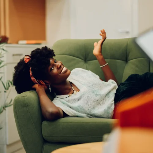 an-african-american-woman-is-lying-down-in-the-psy-2026-01-05-00-18-29-utc.webp espacio seguro